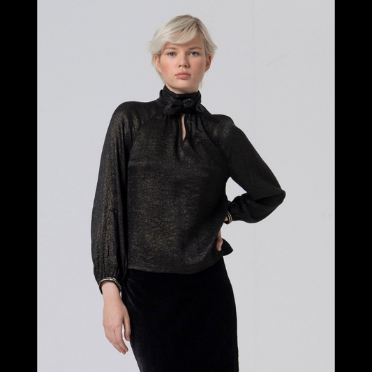 Blusa preta com brilho dourado, de decote em V com laço no colarinho. Blusa de manga comprida a terminar com apliques em preto e dourado no punho.
Composição: 65%Viscose + 35%Poliamida