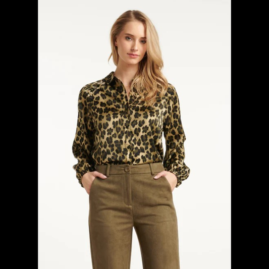 Blusa acetinada com estampado animal print em verde tropa e preto. Fecha na frente com botões pretos e os punhos terminam com elástico.
Composição: 100%Poliéster