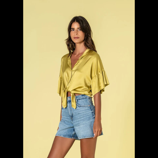 Blusa em tecido acetinado com acabamento sofisticado e confortável. Modelo oversize que oferece liberdade de movimento e um visual descontraído e elegante. Decote redondo clássico que combina com qualquer estilo. Mangas curtas com detalhe em folho, adicionando um toque feminino e delicado ao design. Fechamento frontal com botões funcionais, permitindo ajuste perfeito ao corpo. Peça versátil ideal para looks do dia a dia ou ocasiões mais descontraídas.