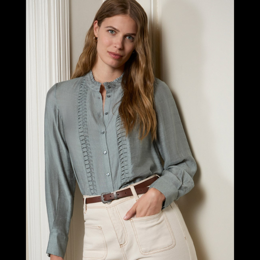 Blusa de manga comprida, em azul aço, com fantasia à frente. Blusa de gola a padre com folho.
Composição: 80%Viscose + 20%Poliamida