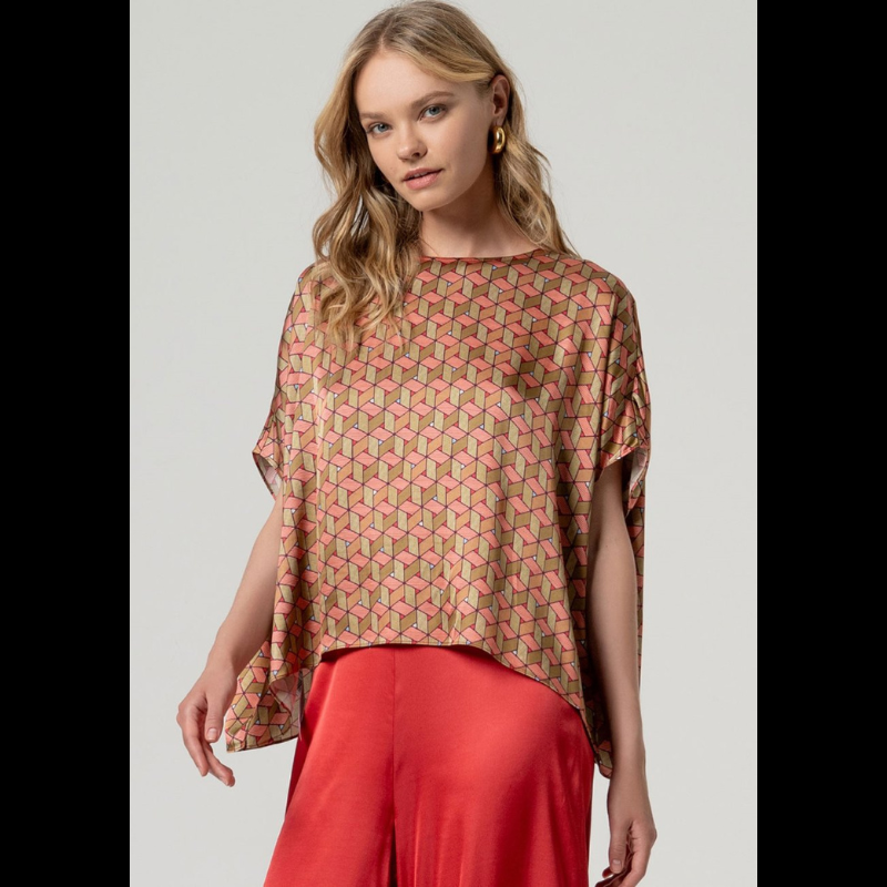 Esta blusa capa SURKANA apresenta um design refinado em acetinado com motivos geométricos vibrantes que combinam vermelho e múltiplas tonalidades. O decote circular e silhueta oversize oferecem liberdade de movimento e elegância atemporal, enquanto o fecho traseiro com botão garante um ajuste seguro e discreto. Uma escolha sofisticada para quem valoriza qualidade e estilo.