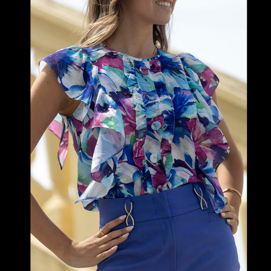 Túnica de folhos, com estampado floral em tons azul e rosa, com pormenores de botões forrados na frente.
Composição: 100%Poliéster
Fabricado em Portugal