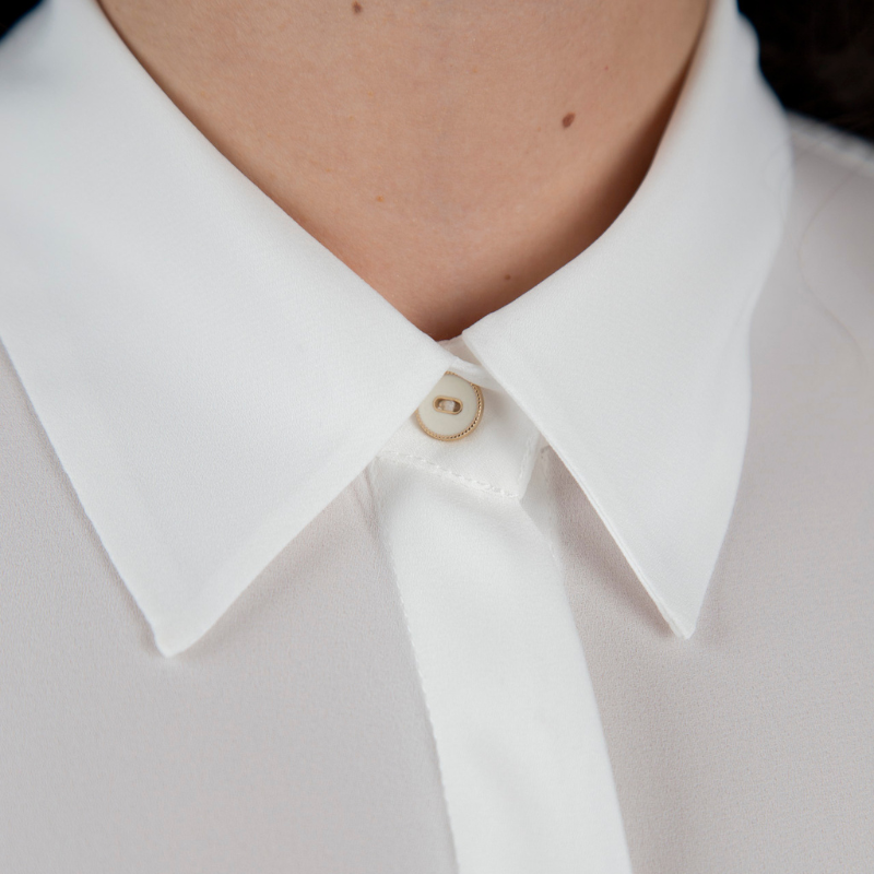 Blusa da linha Infinito com corte clássico e tom pérola que ilumina qualquer visual. O tecido fluido e leve proporciona conforto excecional, enquanto os botões frontais ocultos por carcela discreta criam uma silhueta minimalista e moderna. Versátil e elegante, combina perfeitamente com calças de alfaiataria para looks refinados, jeans para um estilo descontraído ou saias para um visual feminino e contemporâneo.