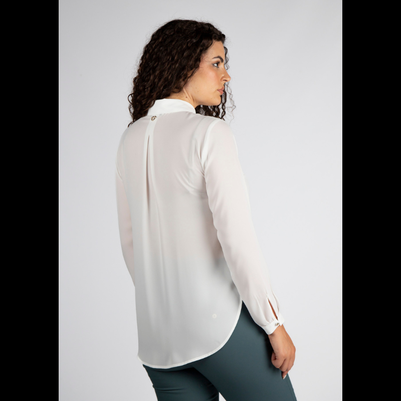 Blusa da linha Infinito com corte clássico e tom pérola que ilumina qualquer visual. O tecido fluido e leve proporciona conforto excecional, enquanto os botões frontais ocultos por carcela discreta criam uma silhueta minimalista e moderna. Versátil e elegante, combina perfeitamente com calças de alfaiataria para looks refinados, jeans para um estilo descontraído ou saias para um visual feminino e contemporâneo.