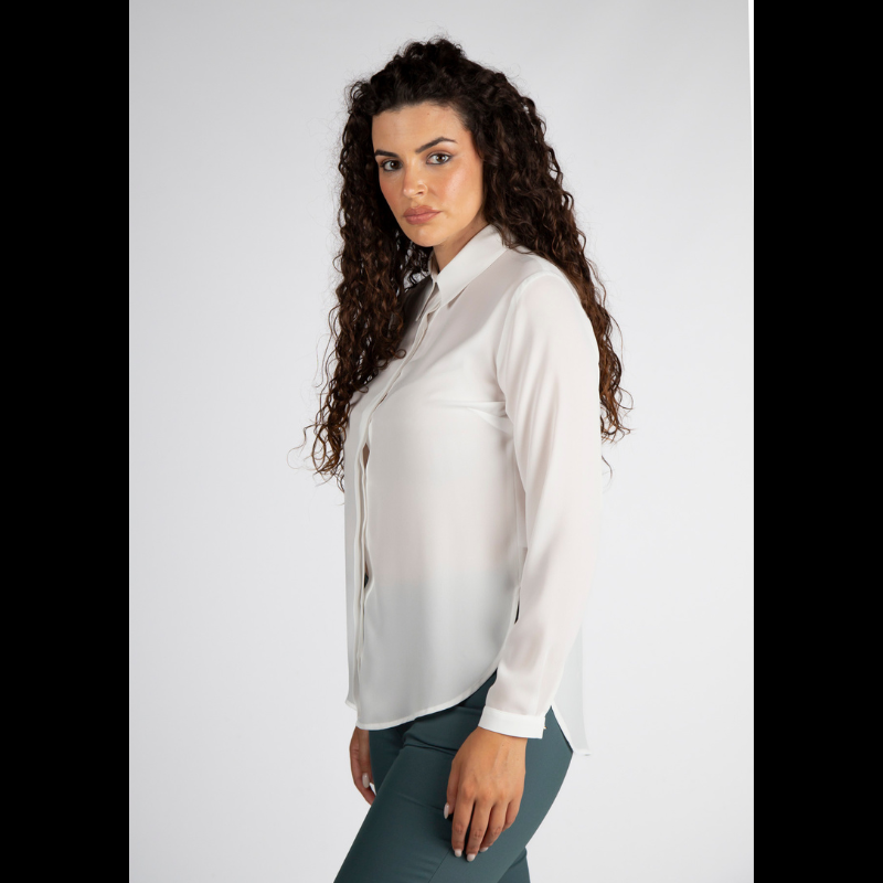 Blusa da linha Infinito com corte clássico e tom pérola que ilumina qualquer visual. O tecido fluido e leve proporciona conforto excecional, enquanto os botões frontais ocultos por carcela discreta criam uma silhueta minimalista e moderna. Versátil e elegante, combina perfeitamente com calças de alfaiataria para looks refinados, jeans para um estilo descontraído ou saias para um visual feminino e contemporâneo.
