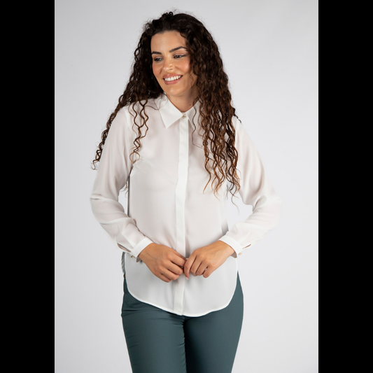 Blusa da linha Infinito com corte clássico e tom pérola que ilumina qualquer visual. O tecido fluido e leve proporciona conforto excecional, enquanto os botões frontais ocultos por carcela discreta criam uma silhueta minimalista e moderna. Versátil e elegante, combina perfeitamente com calças de alfaiataria para looks refinados, jeans para um estilo descontraído ou saias para um visual feminino e contemporâneo.