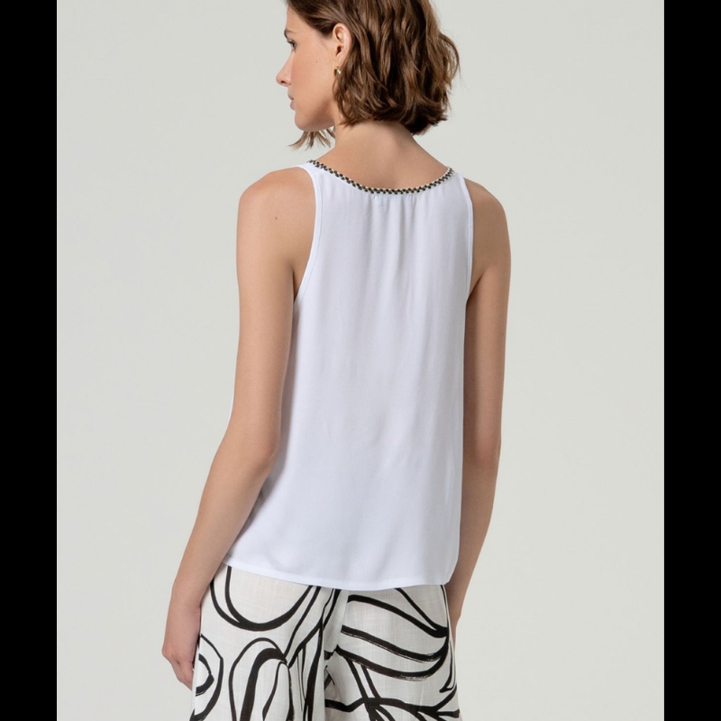 Top de alças em viscose ecovero, perfeito para dias quentes e descontraídos. Decote arredondado com detalhe elegante em preto e dourado que adiciona sofisticação ao visual. Corte solto e suave que oferece conforto máximo, com costas lisas e sem fechamento. Peça versátil que combina com facilidade em looks casuais ou mais refinados.