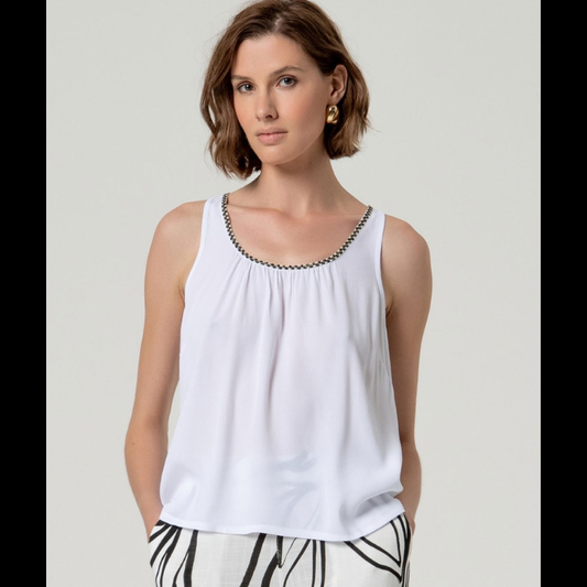 Top de alças em viscose ecovero, perfeito para dias quentes e descontraídos. Decote arredondado com detalhe elegante em preto e dourado que adiciona sofisticação ao visual. Corte solto e suave que oferece conforto máximo, com costas lisas e sem fechamento. Peça versátil que combina com facilidade em looks casuais ou mais refinados.