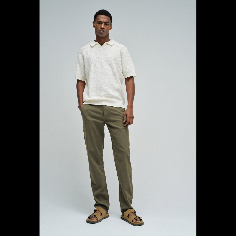 Calça chino em verde com cintura média e corte slim que combina estilo e conforto. Apresenta quatro bolsos funcionais, presilhas para cinto e abertura prática com fecho de correr e botão. Peça versátil ideal para o dia a dia, oferecendo um visual moderno e bem ajustado.