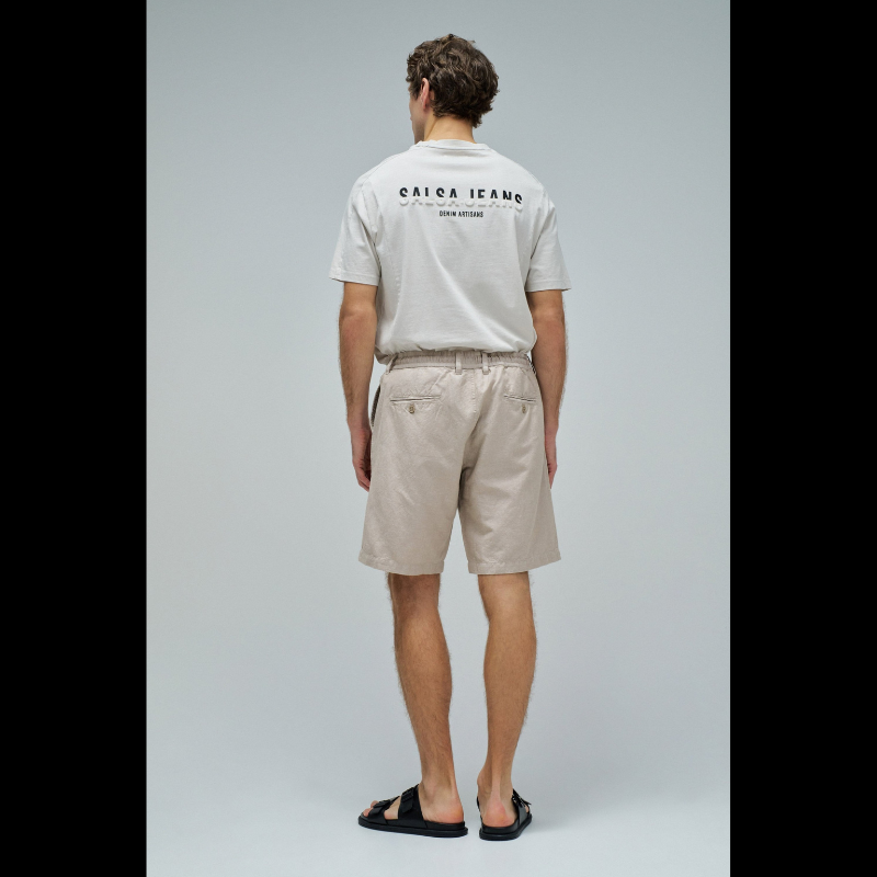 Calções em linho com um toque de sofisticação casual. O corte regular e a cintura média proporcionam conforto e elegância, enquanto o fecho de correr e botão garantem segurança. O cordão ajustável permite um ajuste personalizado conforme necessário. Quatro bolsos funcionais e presilhas completam o design prático. A cor bege neutra combina facilmente com qualquer peça do seu guarda-roupa, tornando estes calções uma escolha versátil para dias quentes.