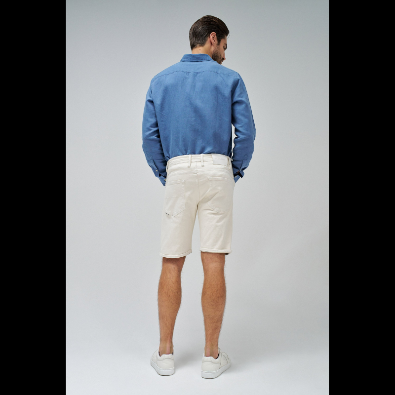 Calções S-Activ que combinam funcionalidade e conforto através de uma malha técnica que oferece elasticidade superior e liberdade de movimento. Apresentam um design versátil com cinco bolsos e cintura de altura média, complementados por um cordão ajustável e fecho frontal com botão.