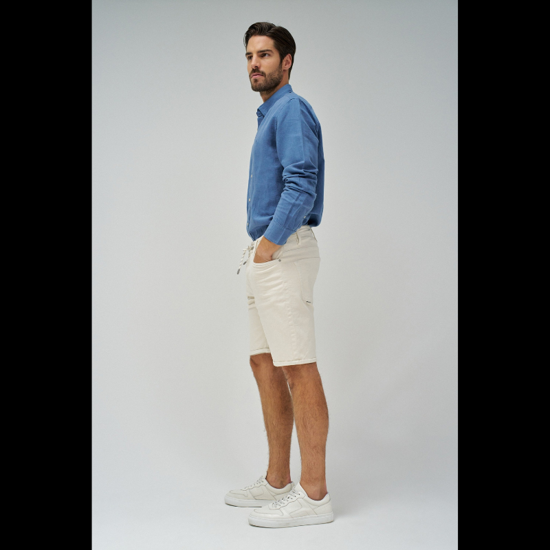 Calções S-Activ que combinam funcionalidade e conforto através de uma malha técnica que oferece elasticidade superior e liberdade de movimento. Apresentam um design versátil com cinco bolsos e cintura de altura média, complementados por um cordão ajustável e fecho frontal com botão.