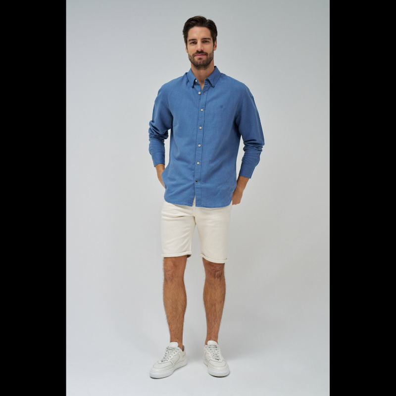 Calções S-Activ que combinam funcionalidade e conforto através de uma malha técnica que oferece elasticidade superior e liberdade de movimento. Apresentam um design versátil com cinco bolsos e cintura de altura média, complementados por um cordão ajustável e fecho frontal com botão.