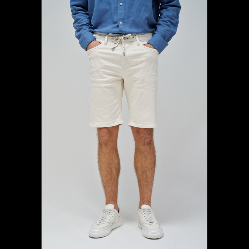 Calções S-Activ que combinam funcionalidade e conforto através de uma malha técnica que oferece elasticidade superior e liberdade de movimento. Apresentam um design versátil com cinco bolsos e cintura de altura média, complementados por um cordão ajustável e fecho frontal com botão.