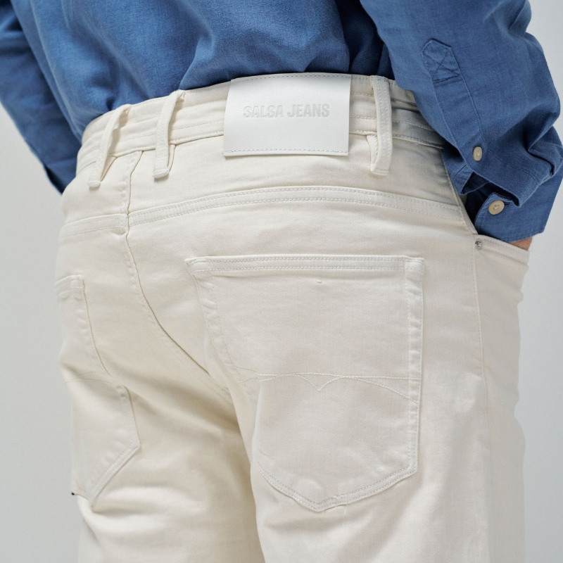 Calções S-Activ que combinam funcionalidade e conforto através de uma malha técnica que oferece elasticidade superior e liberdade de movimento. Apresentam um design versátil com cinco bolsos e cintura de altura média, complementados por um cordão ajustável e fecho frontal com botão.