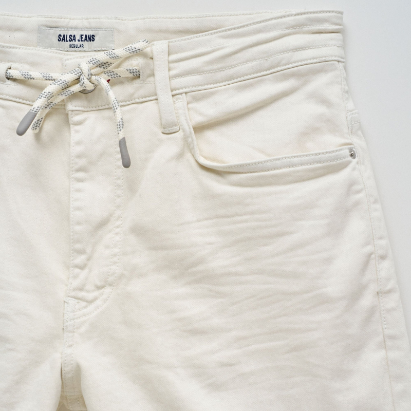 Calções S-Activ que combinam funcionalidade e conforto através de uma malha técnica que oferece elasticidade superior e liberdade de movimento. Apresentam um design versátil com cinco bolsos e cintura de altura média, complementados por um cordão ajustável e fecho frontal com botão.