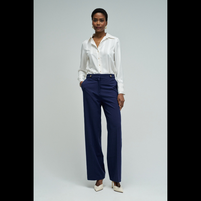 Camisa acetinada de corte regular com riscas em Lurex que adiciona um toque de sofisticação ao seu guarda-roupa. Confecionada em branco puro, apresenta mangas compridas e decote de colarinho clássico. O fecho frontal com botões e os punhos abotoados garantem um ajuste preciso e confortável. Ideal para ocasiões que exigem elegância discreta com um detalhe luminoso.