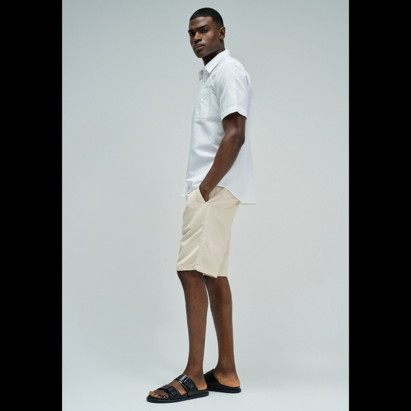 Camisa de manga curta em linho, perfeita para os dias quentes. Cor branco puro com fit regular que se adapta confortavelmente ao corpo. Apresenta decote clássico com colarinho, abertura frontal com botões funcionais e bolso prático no peito. O linho garante respirabilidade e um toque natural, ideal para criar looks casual e sofisticados. Uma peça versátil que combina com calças, shorts ou saias para qualquer ocasião.