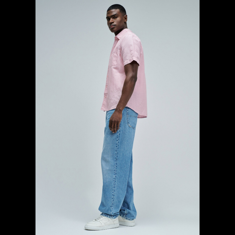 Camisa de manga curta em linho, perfeita para os dias quentes. Cor rosa com fit regular que se adapta confortavelmente ao corpo. Apresenta decote clássico com colarinho, abertura frontal com botões funcionais e bolso prático no peito. O linho garante respirabilidade e um toque natural, ideal para criar looks casual e sofisticados. Uma peça versátil que combina com calças, shorts ou saias para qualquer ocasião.