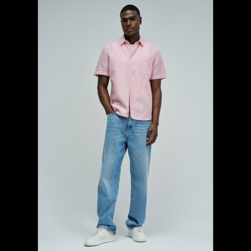 Camisa de manga curta em linho, perfeita para os dias quentes. Cor rosa com fit regular que se adapta confortavelmente ao corpo. Apresenta decote clássico com colarinho, abertura frontal com botões funcionais e bolso prático no peito. O linho garante respirabilidade e um toque natural, ideal para criar looks casual e sofisticados. Uma peça versátil que combina com calças, shorts ou saias para qualquer ocasião.