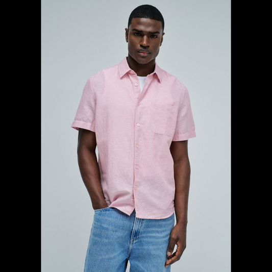 Camisa de manga curta em linho, perfeita para os dias quentes. Cor rosa com fit regular que se adapta confortavelmente ao corpo. Apresenta decote clássico com colarinho, abertura frontal com botões funcionais e bolso prático no peito. O linho garante respirabilidade e um toque natural, ideal para criar looks casual e sofisticados. Uma peça versátil que combina com calças, shorts ou saias para qualquer ocasião.