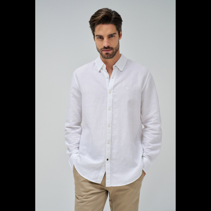 Camisa com mistura de linho em branco com corte regular que combina elegância e conforto. Apresenta decote clássico com colarinho estruturado e mangas compridas, ideal para looks sofisticados tanto no dia a dia como em ocasiões mais formais. O fechamento frontal com botões garante ajuste perfeito. A mistura de linho oferece respirabilidade e durabilidade, mantendo uma aparência impecável ao longo do tempo. Uma peça versátil para ambientes profissionais ou casual refinado.