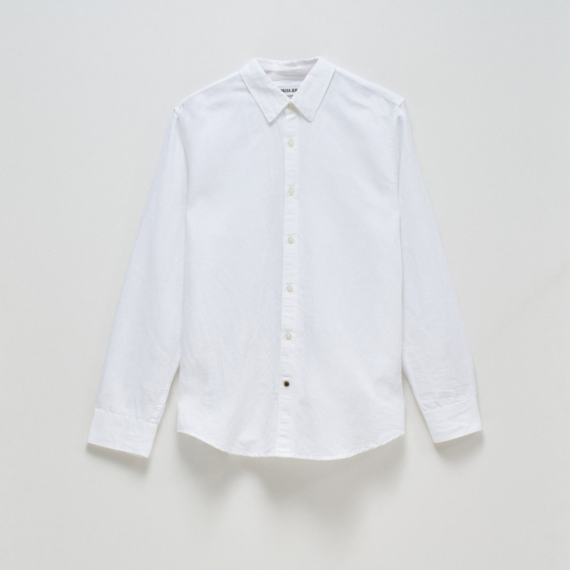 Camisa com mistura de linho em branco com corte regular que combina elegância e conforto. Apresenta decote clássico com colarinho estruturado e mangas compridas, ideal para looks sofisticados tanto no dia a dia como em ocasiões mais formais. O fechamento frontal com botões garante ajuste perfeito. A mistura de linho oferece respirabilidade e durabilidade, mantendo uma aparência impecável ao longo do tempo. Uma peça versátil para ambientes profissionais ou casual refinado.