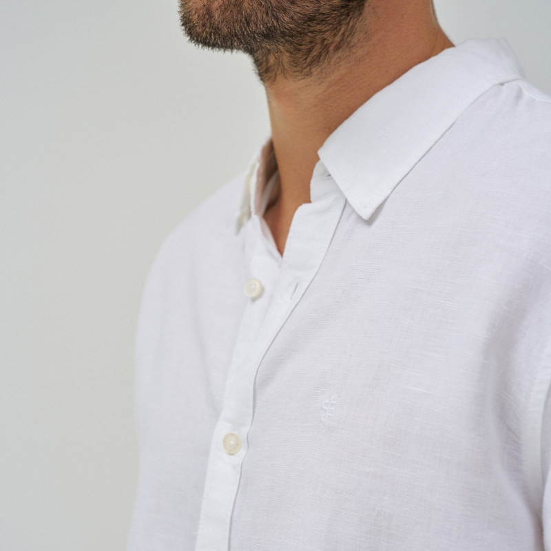 Camisa com mistura de linho em branco com corte regular que combina elegância e conforto. Apresenta decote clássico com colarinho estruturado e mangas compridas, ideal para looks sofisticados tanto no dia a dia como em ocasiões mais formais. O fechamento frontal com botões garante ajuste perfeito. A mistura de linho oferece respirabilidade e durabilidade, mantendo uma aparência impecável ao longo do tempo. Uma peça versátil para ambientes profissionais ou casual refinado.