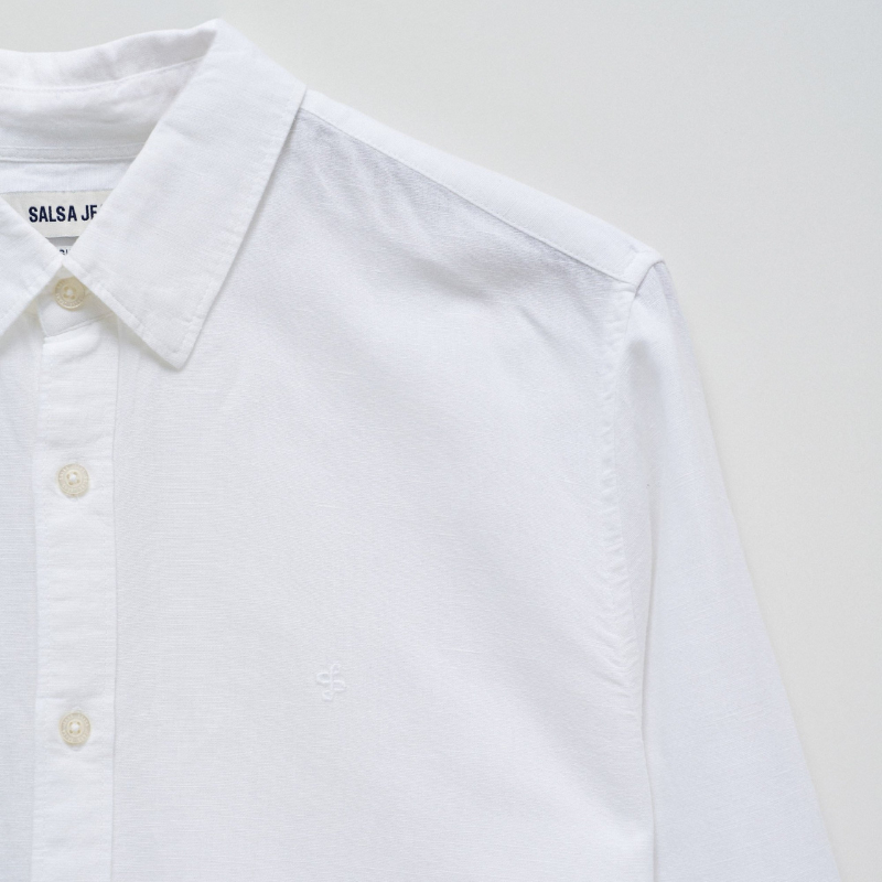 Camisa com mistura de linho em branco com corte regular que combina elegância e conforto. Apresenta decote clássico com colarinho estruturado e mangas compridas, ideal para looks sofisticados tanto no dia a dia como em ocasiões mais formais. O fechamento frontal com botões garante ajuste perfeito. A mistura de linho oferece respirabilidade e durabilidade, mantendo uma aparência impecável ao longo do tempo. Uma peça versátil para ambientes profissionais ou casual refinado.