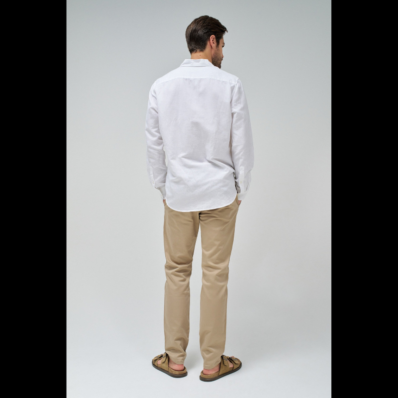 Camisa com mistura de linho em branco com corte regular que combina elegância e conforto. Apresenta decote clássico com colarinho estruturado e mangas compridas, ideal para looks sofisticados tanto no dia a dia como em ocasiões mais formais. O fechamento frontal com botões garante ajuste perfeito. A mistura de linho oferece respirabilidade e durabilidade, mantendo uma aparência impecável ao longo do tempo. Uma peça versátil para ambientes profissionais ou casual refinado.