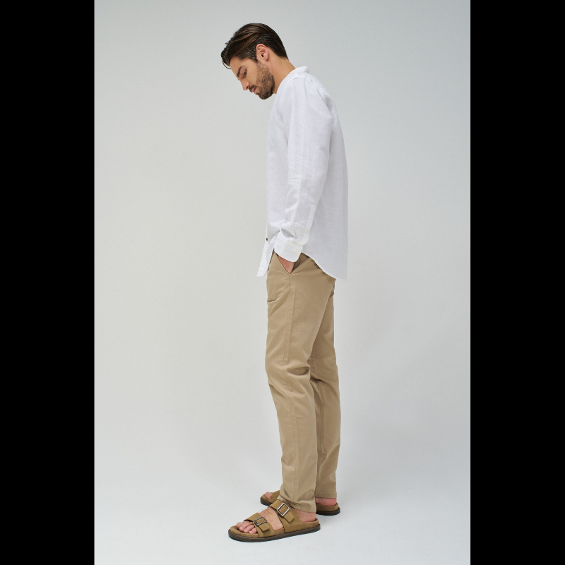 Camisa com mistura de linho em branco com corte regular que combina elegância e conforto. Apresenta decote clássico com colarinho estruturado e mangas compridas, ideal para looks sofisticados tanto no dia a dia como em ocasiões mais formais. O fechamento frontal com botões garante ajuste perfeito. A mistura de linho oferece respirabilidade e durabilidade, mantendo uma aparência impecável ao longo do tempo. Uma peça versátil para ambientes profissionais ou casual refinado.