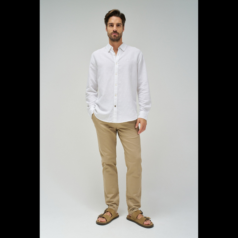 Camisa com mistura de linho em branco com corte regular que combina elegância e conforto. Apresenta decote clássico com colarinho estruturado e mangas compridas, ideal para looks sofisticados tanto no dia a dia como em ocasiões mais formais. O fechamento frontal com botões garante ajuste perfeito. A mistura de linho oferece respirabilidade e durabilidade, mantendo uma aparência impecável ao longo do tempo. Uma peça versátil para ambientes profissionais ou casual refinado.