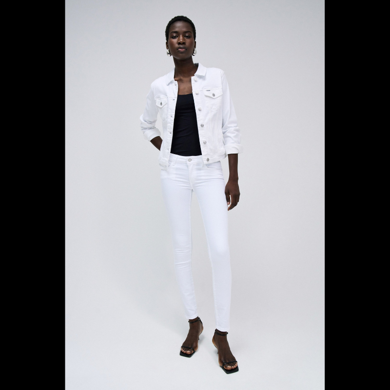 Casaco de ganga branco em corte slim fit que combina estilo clássico com funcionalidade moderna. Apresenta manga comprida, decote colarinho estruturado e abertura frontal com botões de fecho seguro. Os bolsos estrategicamente posicionados no peito e nas laterais oferecem espaço prático para o dia a dia. A tonalidade branca versátil adapta-se facilmente a diferentes composições de guarda-roupa, desde looks casual até mais refinados. Peça essencial que garante conforto e elegância em qualquer ocasião.