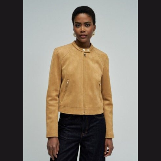 Casaco em suede em cor camel. Casaco "slim fit" de mangas compridas e fecho nos punhos. Decote redondo com dois botões de gola e dois bolsos frontais com fecho.