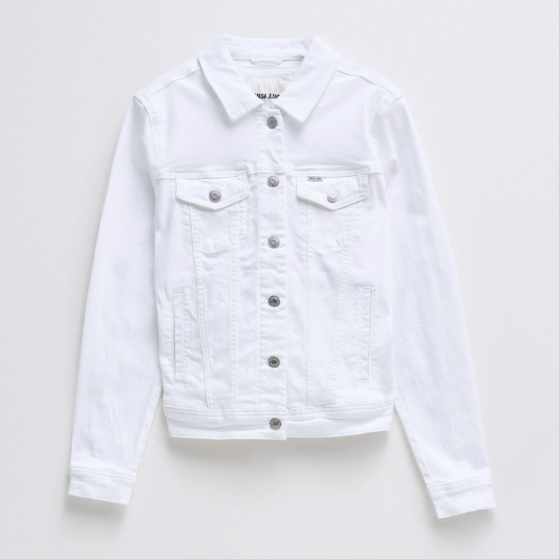 Casaco de ganga branco em corte slim fit que combina estilo clássico com funcionalidade moderna. Apresenta manga comprida, decote colarinho estruturado e abertura frontal com botões de fecho seguro. Os bolsos estrategicamente posicionados no peito e nas laterais oferecem espaço prático para o dia a dia. A tonalidade branca versátil adapta-se facilmente a diferentes composições de guarda-roupa, desde looks casual até mais refinados. Peça essencial que garante conforto e elegância em qualquer ocasião.