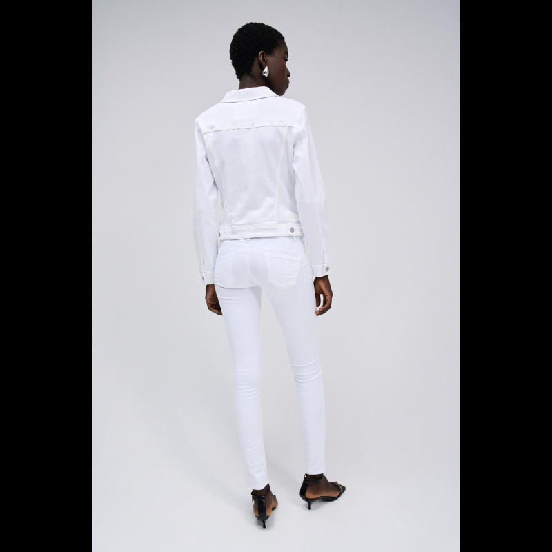 Casaco de ganga branco em corte slim fit que combina estilo clássico com funcionalidade moderna. Apresenta manga comprida, decote colarinho estruturado e abertura frontal com botões de fecho seguro. Os bolsos estrategicamente posicionados no peito e nas laterais oferecem espaço prático para o dia a dia. A tonalidade branca versátil adapta-se facilmente a diferentes composições de guarda-roupa, desde looks casual até mais refinados. Peça essencial que garante conforto e elegância em qualquer ocasião.