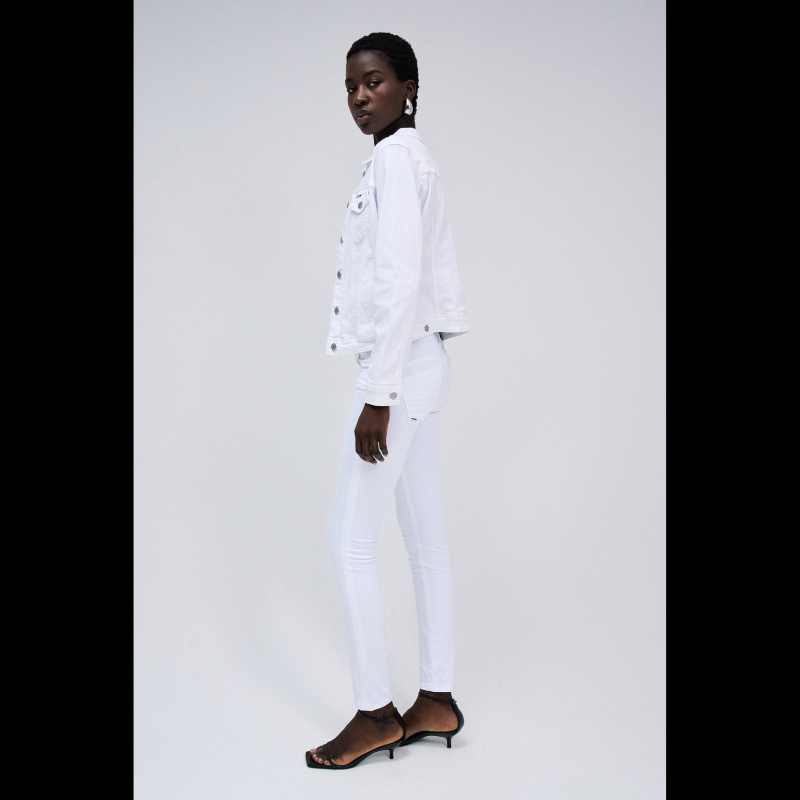 Casaco de ganga branco em corte slim fit que combina estilo clássico com funcionalidade moderna. Apresenta manga comprida, decote colarinho estruturado e abertura frontal com botões de fecho seguro. Os bolsos estrategicamente posicionados no peito e nas laterais oferecem espaço prático para o dia a dia. A tonalidade branca versátil adapta-se facilmente a diferentes composições de guarda-roupa, desde looks casual até mais refinados. Peça essencial que garante conforto e elegância em qualquer ocasião.