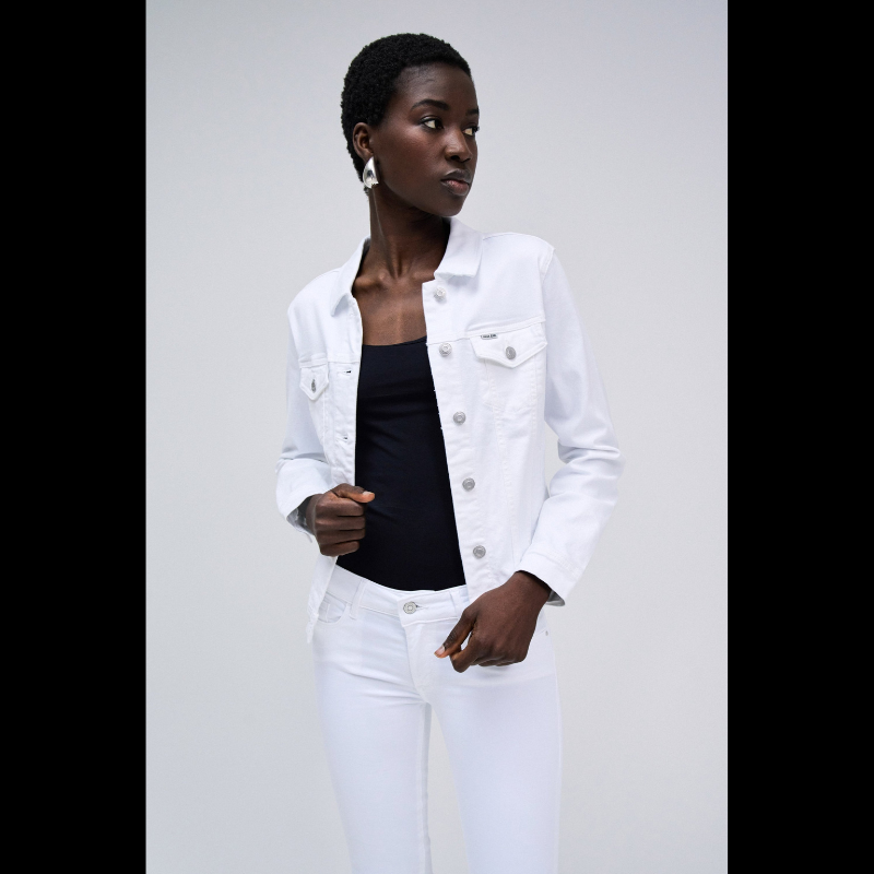 Casaco de ganga branco em corte slim fit que combina estilo clássico com funcionalidade moderna. Apresenta manga comprida, decote colarinho estruturado e abertura frontal com botões de fecho seguro. Os bolsos estrategicamente posicionados no peito e nas laterais oferecem espaço prático para o dia a dia. A tonalidade branca versátil adapta-se facilmente a diferentes composições de guarda-roupa, desde looks casual até mais refinados. Peça essencial que garante conforto e elegância em qualquer ocasião.