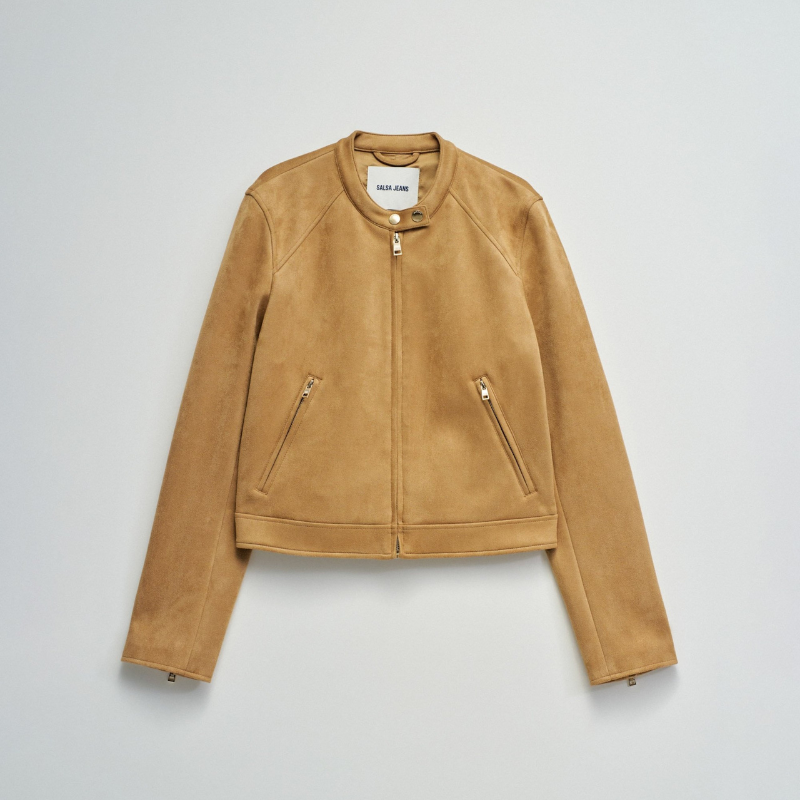 Casaco em suede camel com corte slim fit que combina elegância e conforto. Apresenta mangas compridas com fecho nos punhos para um ajuste preciso, abertura frontal com fecho de correr e decote redondo realçado por dois botões dourados de mola. Dois bolsos funcionais com fecho garantem segurança aos seus pertences. Uma peça versátil que se adapta a diversos estilos, ideal para criar looks sofisticados em qualquer estação.