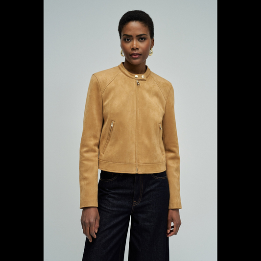 Casaco em suede camel com corte slim fit que combina elegância e conforto. Apresenta mangas compridas com fecho nos punhos para um ajuste preciso, abertura frontal com fecho de correr e decote redondo realçado por dois botões dourados de mola. Dois bolsos funcionais com fecho garantem segurança aos seus pertences. Uma peça versátil que se adapta a diversos estilos, ideal para criar looks sofisticados em qualquer estação.
