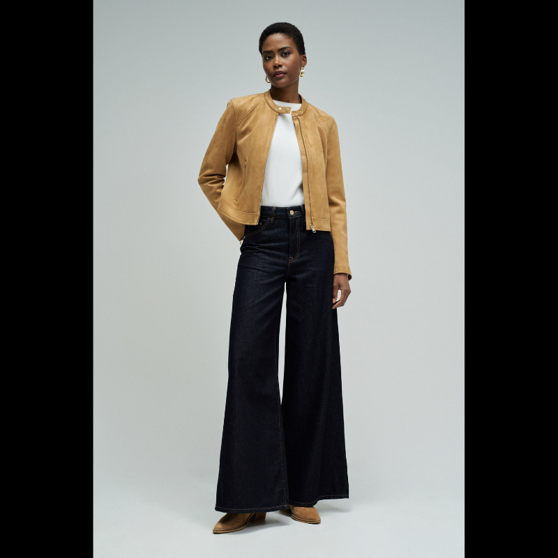 Casaco em suede camel com corte slim fit que combina elegância e conforto. Apresenta mangas compridas com fecho nos punhos para um ajuste preciso, abertura frontal com fecho de correr e decote redondo realçado por dois botões dourados de mola. Dois bolsos funcionais com fecho garantem segurança aos seus pertences. Uma peça versátil que se adapta a diversos estilos, ideal para criar looks sofisticados em qualquer estação.