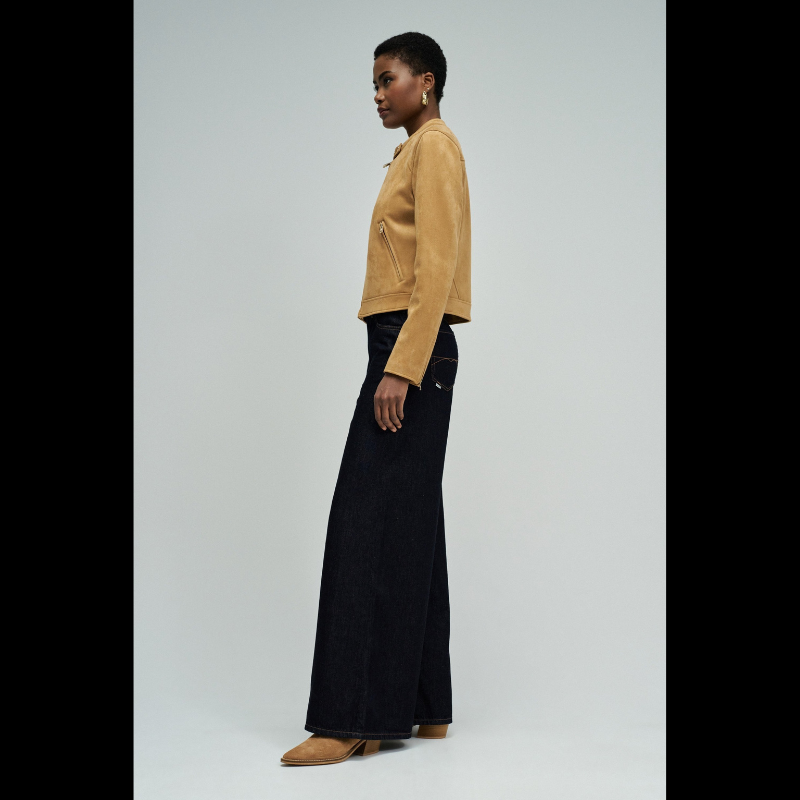 Casaco em suede camel com corte slim fit que combina elegância e conforto. Apresenta mangas compridas com fecho nos punhos para um ajuste preciso, abertura frontal com fecho de correr e decote redondo realçado por dois botões dourados de mola. Dois bolsos funcionais com fecho garantem segurança aos seus pertences. Uma peça versátil que se adapta a diversos estilos, ideal para criar looks sofisticados em qualquer estação.