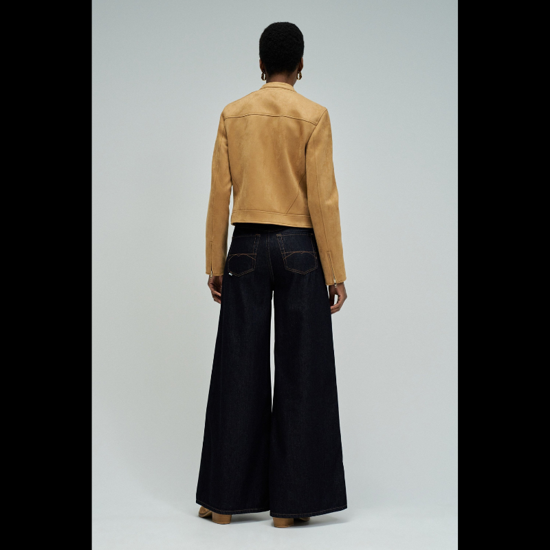 Casaco em suede camel com corte slim fit que combina elegância e conforto. Apresenta mangas compridas com fecho nos punhos para um ajuste preciso, abertura frontal com fecho de correr e decote redondo realçado por dois botões dourados de mola. Dois bolsos funcionais com fecho garantem segurança aos seus pertences. Uma peça versátil que se adapta a diversos estilos, ideal para criar looks sofisticados em qualquer estação.
