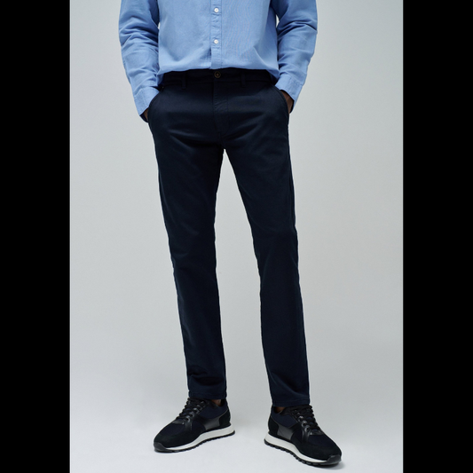 Calças Chino em azul marinho S-Activ onde encontra o conforto e o estilo da calça chino na mesma peça. Calça fresca e leve com cintura média e perna slim. Calças com quatro bolsos funcionais.
Cintura: Medium rise
Corte: Slim leg&nbsp;
Composição: 99%Algodão + 1%Elastano