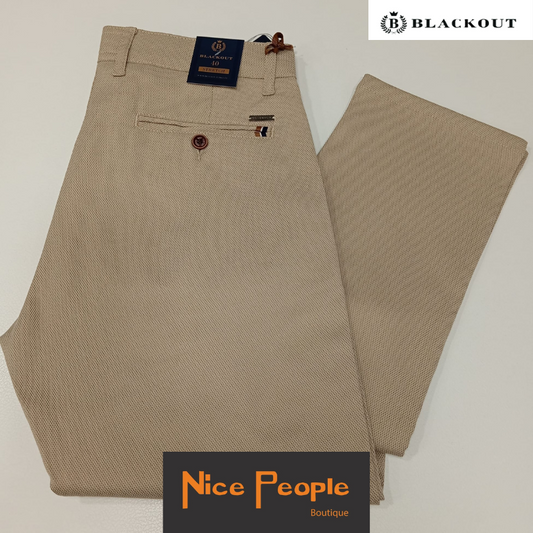 Calça chino "Stretch slim", em falso liso de cor bege.
Composição: 98% Algodão + 2%Elastano