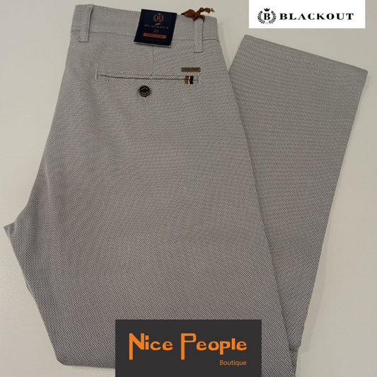 Calça chino "Stretch slim", em falso liso de cor cinza.
Composição: 98% Algodão + 2%Elastano
