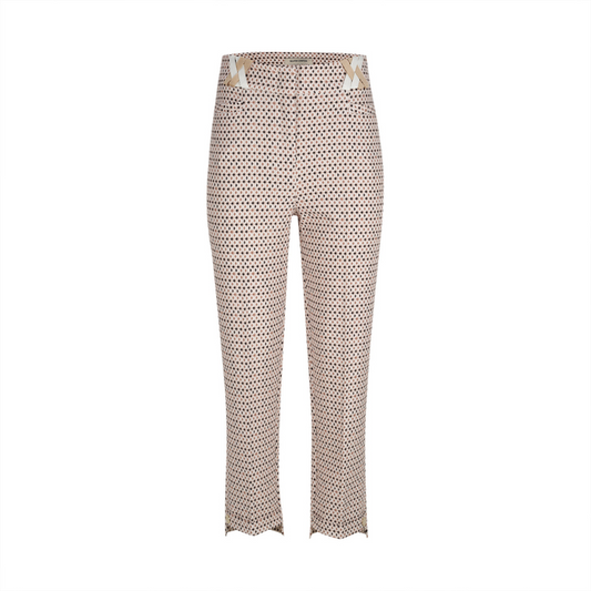 Calças clássicas, com padrão em bege e preto, de cintura subida e presilhas com tiras entrelaçadas em duas cores de bege. Fecha com fecho de correr oculto e dois ganhos metálicos. Bolsos na frente de chapa e bolsos de falso vivo atrás. Bainha mais comprida atrás e com virola na frente com aplicação de botão metálico.
Composição: 88%Poliéster + 12%Spandex
Fabricado em Portugal