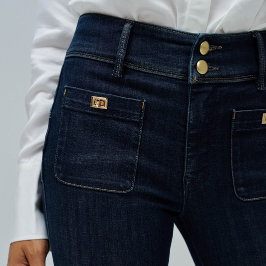 Calças jeans Push In com perna bootcut, de cintura média e a fechar na frente com fecho de correr e dois botões. Calças com 4 bolsos e com detalhe nos dois da frente. O efeito Push In Secret com dois botões proporciona o efeito barriga lisa.
Composição: 97%Algodão + 3%Elastano