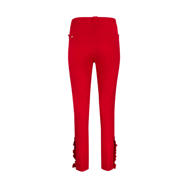 Calças skinny, vermelha, com folho e laço a terminar a perna. Bolsos frontais de chapa e falsos bolsos de vivo atrás. Fecha na frente com fecho e um gancho oculto.
Composição: 63% Algodão + 34% Nylon + 3% Spandex
Fabricado em Portugal