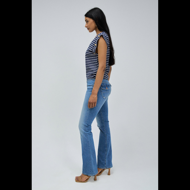 Calças jeans wonder de cintura baixa e efeito "push up" com detalhes de bolsos traseiros com botões. Calças de cinco bolsos e presilhas na cintura com perna a terminar à boca de sino. Abertura com fecho de correr e um botão.